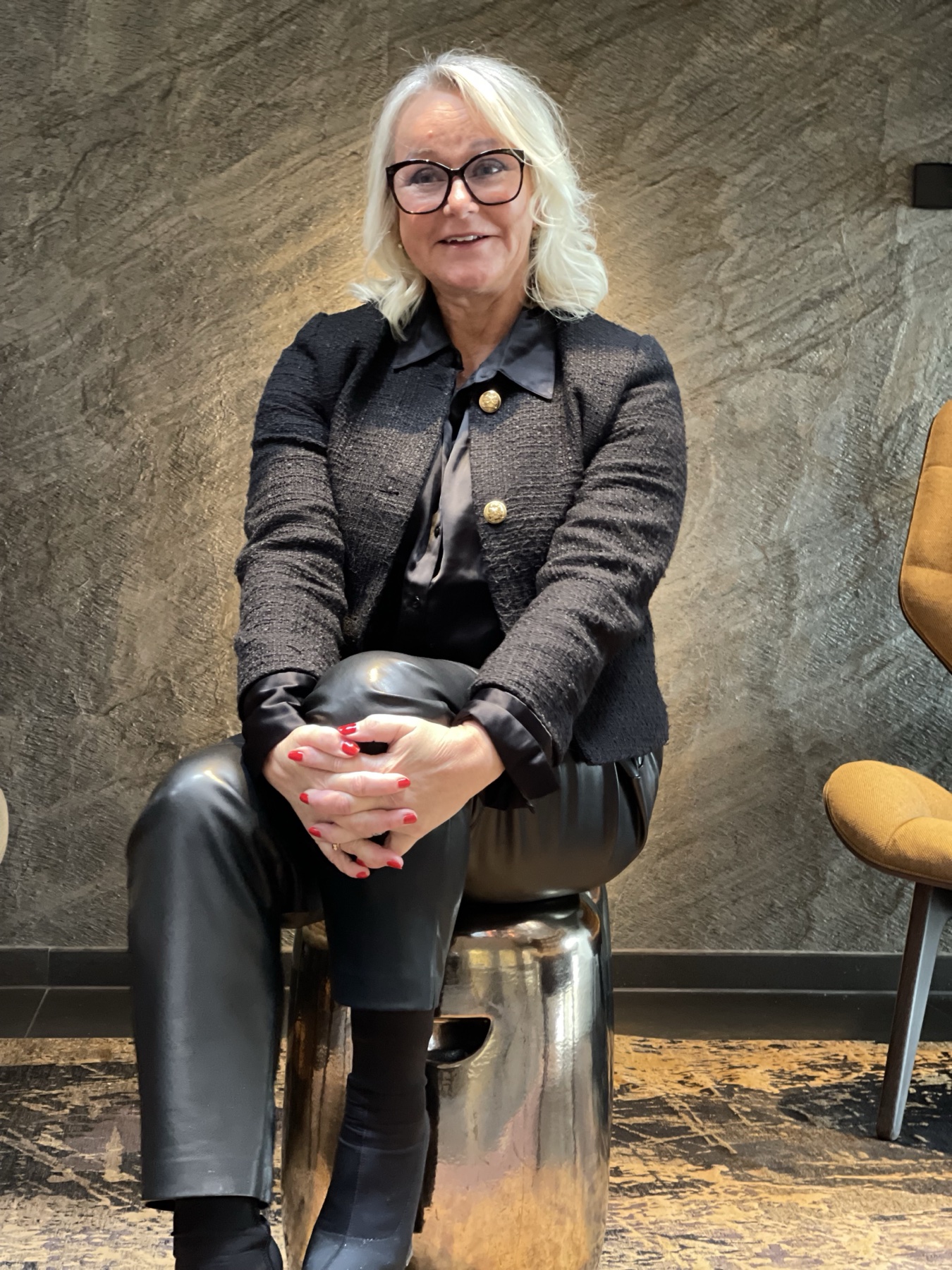 Torun Nordskaug sitter og ser i kameraet